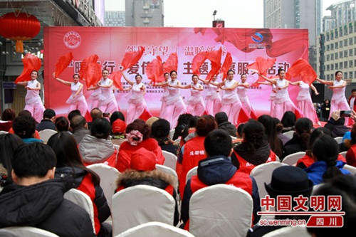活动现场，居民们跳起欢快的舞蹈。