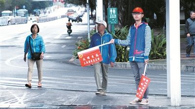 大年初四，新风桥头交通岗亭里，大学生志愿者协助交警指挥交通