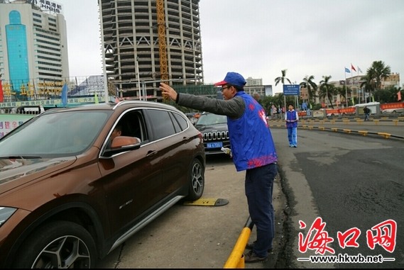 02志愿者为旅客指路