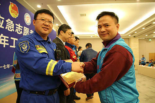 06与会嘉宾为优秀志愿者代表颁发证书