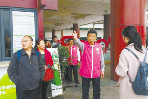 老党员义工为游客指路
