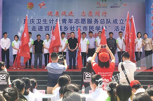03现场，医生为市民义诊。