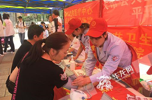 02现场，医生为市民义诊。