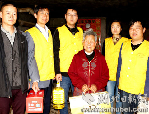 社区党员和该县志愿者慰问了81岁的老军属熊爱梅。通讯员 宋俊初 摄