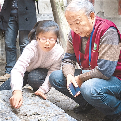 　图②：南京文保志愿者在倾听不可移动文物周边居民介绍文物现状。资料图片