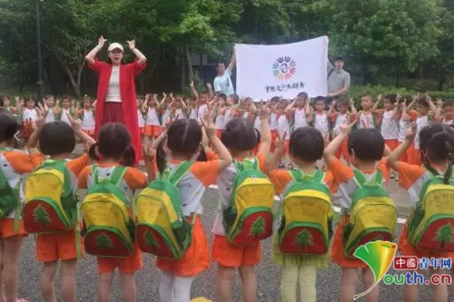 中国文艺志愿者鄱阳服务队走进鄱湖之畔双港小松林幼儿园，与小朋友载歌载舞联欢