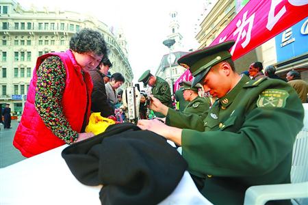 02“南京路上好八连”走上街头 为市民服务（图片来源：解放日报）