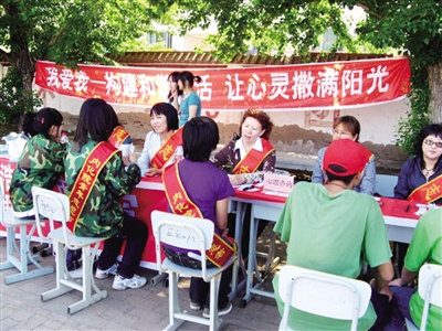 595c56ab9e63b志愿者进校园开展心理咨询服务