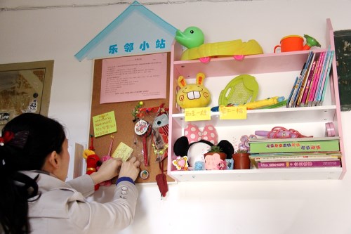 06青羊区同怡社区居民正在对“乐邻小站”进行日常维护。图据 青羊区文明办