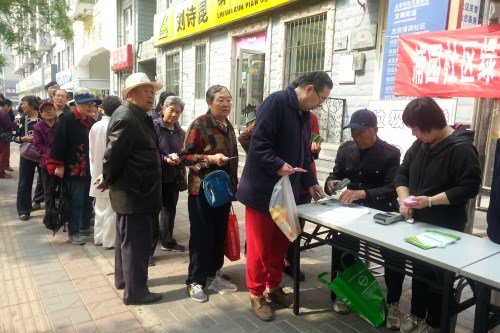 社区绿色回收项目定期为居民提供积分换购服务，激发居民参与废旧物品回收、垃圾分类等活动_副本