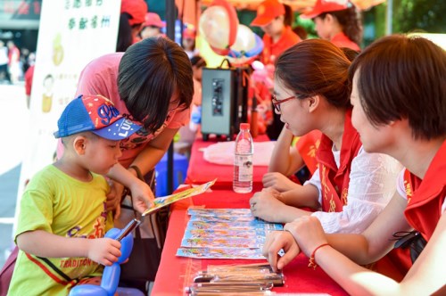 039月24日，福州市乌山小学党员志愿服务队的老师在与家长交流培养孩子专注力的方法。