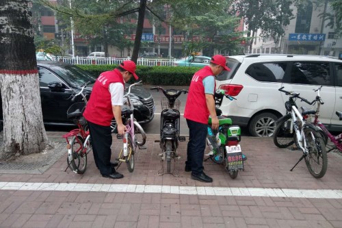 华龙区群工部规范车辆摆放