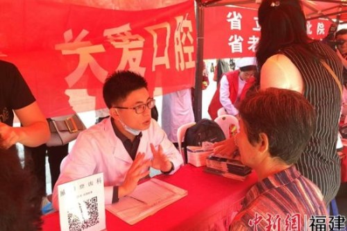 现场十支巾帼志愿队伍为老年人义诊、理发，教授急救、护理知识，提供维权、心理咨询服务等。