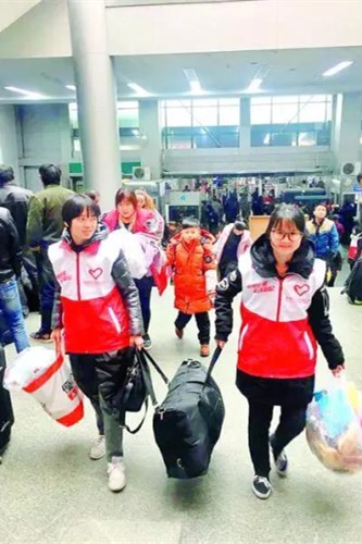 在惠州火车站，志愿者为旅客搬提行李。图片来源：东江时报 记者骆国红
