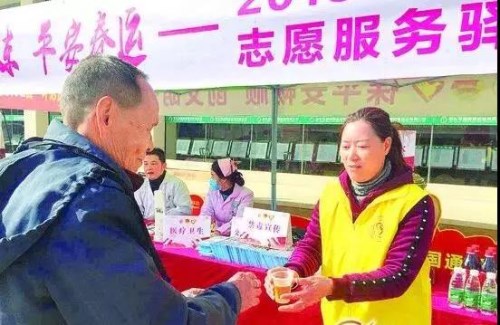 2月2日，惠阳汽车客运总站内人流攒动，12支生育关怀志愿服务队、150名志愿者，联合走进惠阳汽车客运总站，开展“中国梦·新春美”“贯彻十九大精神生育关怀健康促进”“戒烟限酒健走 科学健康过节”“把健康带回家”流动人口卫生计生关怀关爱等健康主题活动，为旅途中的群众提供计生关心关爱暖心服务。