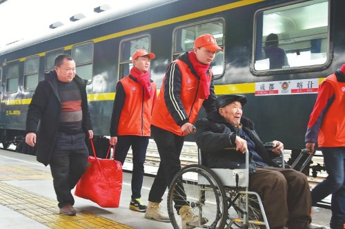 铁路春运志愿者在服务旅客