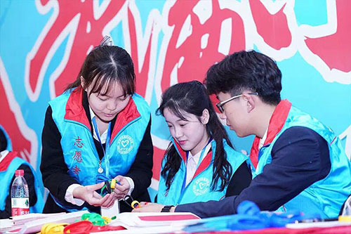 活动现场志愿者展示成果