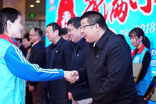 与会领导为第三批首都学雷锋志愿服务站示范站(岗)代表颁发牌匾，为志愿者代表赠送《北京市2018年志愿服务指南》，为第四批五星级志愿者代表颁发证书、实名马甲和徽章。
