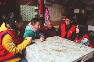 福建师大志愿者在福州开元社区入户开展志愿服务