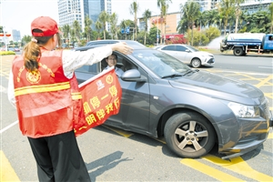 志愿者劝导市民文明出行。 本报记者 石中华 摄