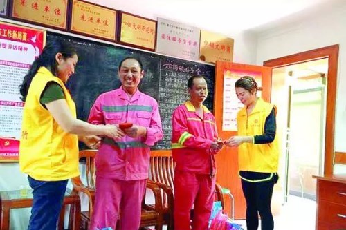 02志愿者给环卫工人送上慰问物资。图片来源：东江时报 记者骆国红