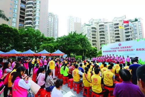 02志愿服务组织到结对社区开展惠民帮办活动，让市民享受便民服务。图片来源：东江时报 记者骆国红