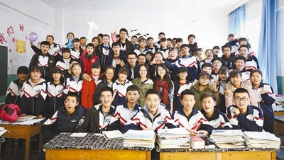 图为清华大学支教老师与学生们在一起。本报记者 史一棋摄