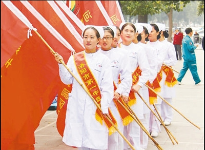 “急救白金十分钟”科普志愿服务项目的志愿者在参加活动。资料照片