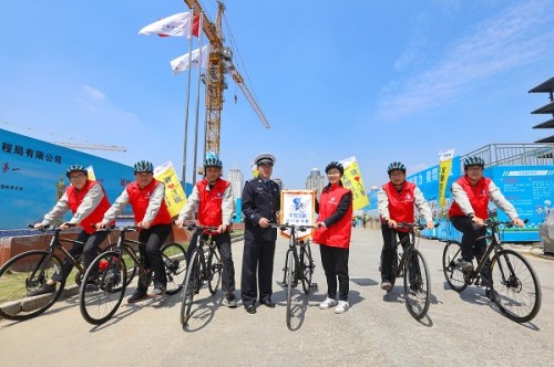 图说：全市首支建筑工人文明交通志愿服务队成立　市文明办供图（下同）