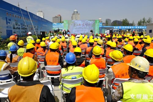图说：文明交通进工地