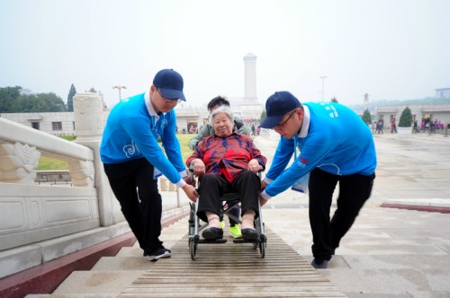01建筑工人志愿者正在天安门广场服务