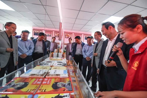 参会代表观摩银川市金凤区新琇苑社区雷锋展览馆。