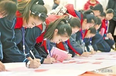 01小志愿者在宣传横幅上签字