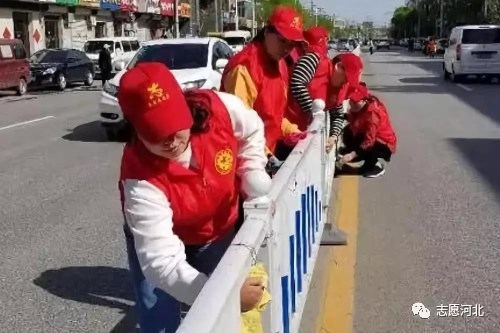 02志愿者在擦拭道路