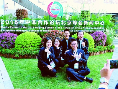 01圆满完成志愿服务工作的志愿者合影留念。