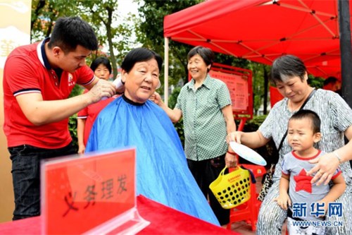02肥西县上派镇肥光社区志愿者在为社区居民开展理发服务 新华社记者 刘军喜 摄