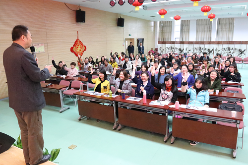 万润杰老师与学员们分组进行游戏互动，强调团队合作重要性