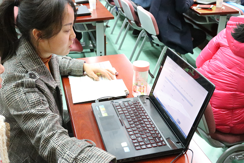 学员们现场登录中国志愿服务信息系统进行操作练习