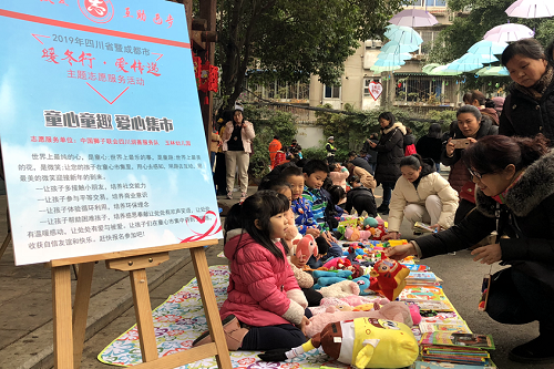来自玉林幼儿园的小小志愿者现场开展的“童心童趣爱心集市”，吸引了众人的关注。