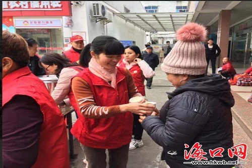 志愿者给市民游客送上热茶。钟圆圆 摄