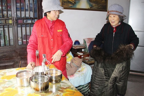 三里桥社区志愿者送餐上门。图片来源：扬州晚报