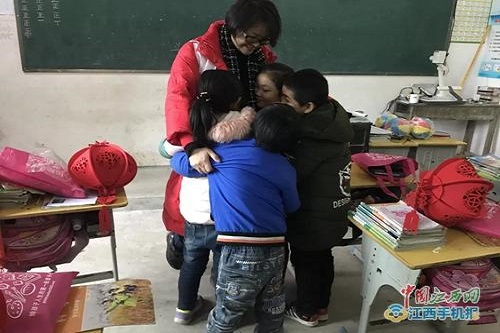 罗俊美和孩子们相拥在一起