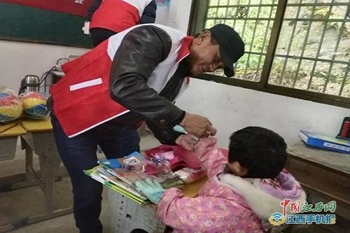 志愿者为孩子戴上新手套