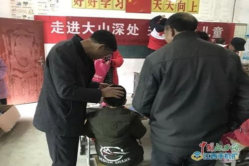 志愿者为孩子们补习