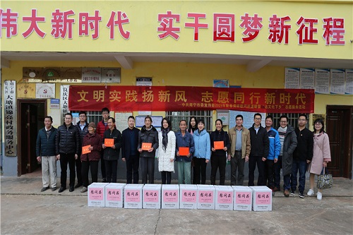 1月18日，南宁市锦亮村新时代讲习所，南宁市委宣传部副部长韦茵（左九），南宁市文明办主任劳世青（右八）带领党员志愿者对5户贫困户进行了慰问。吴青华 摄
