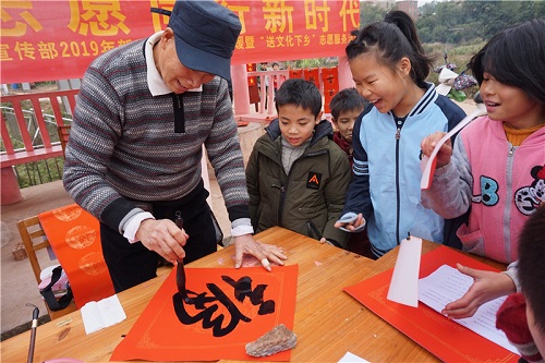 看着一个个喜庆的“福”字跃然纸上，一副副饱含祝福的春联一挥而就，让小朋友们开心不已。王媛 摄