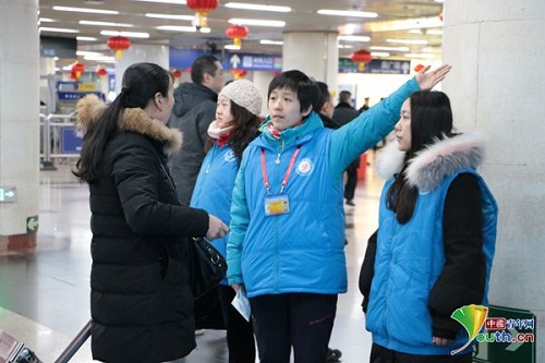 北京西站，青年志愿者为旅客进行指引服务。中国青年网记者李川 摄