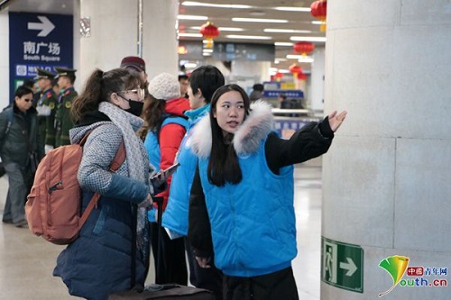北京西站，青年志愿者为旅客进行指引服务。中国青年网记者李川 摄1