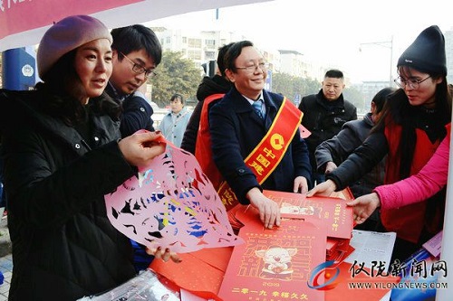 为返乡农民工送祝福