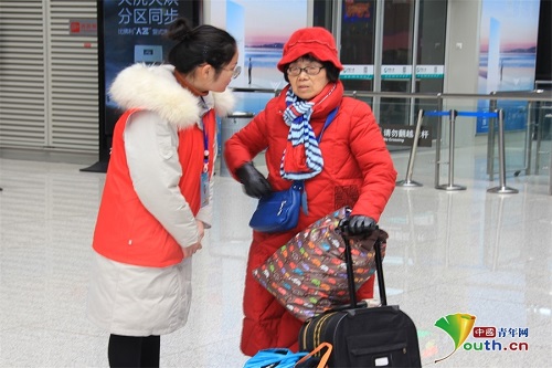 志愿者细心地解答乘客提出的问题并给予帮助。任洁 摄